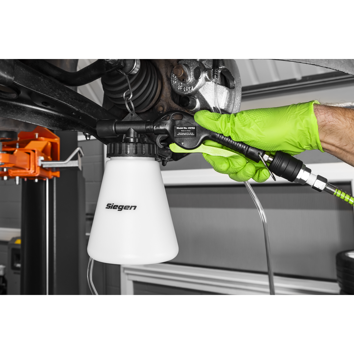 Sealey Siegen Pneumatic Vacuum Brake & Clutch Bleeder 750ml VS750 - BostonPlates Autocare Centre