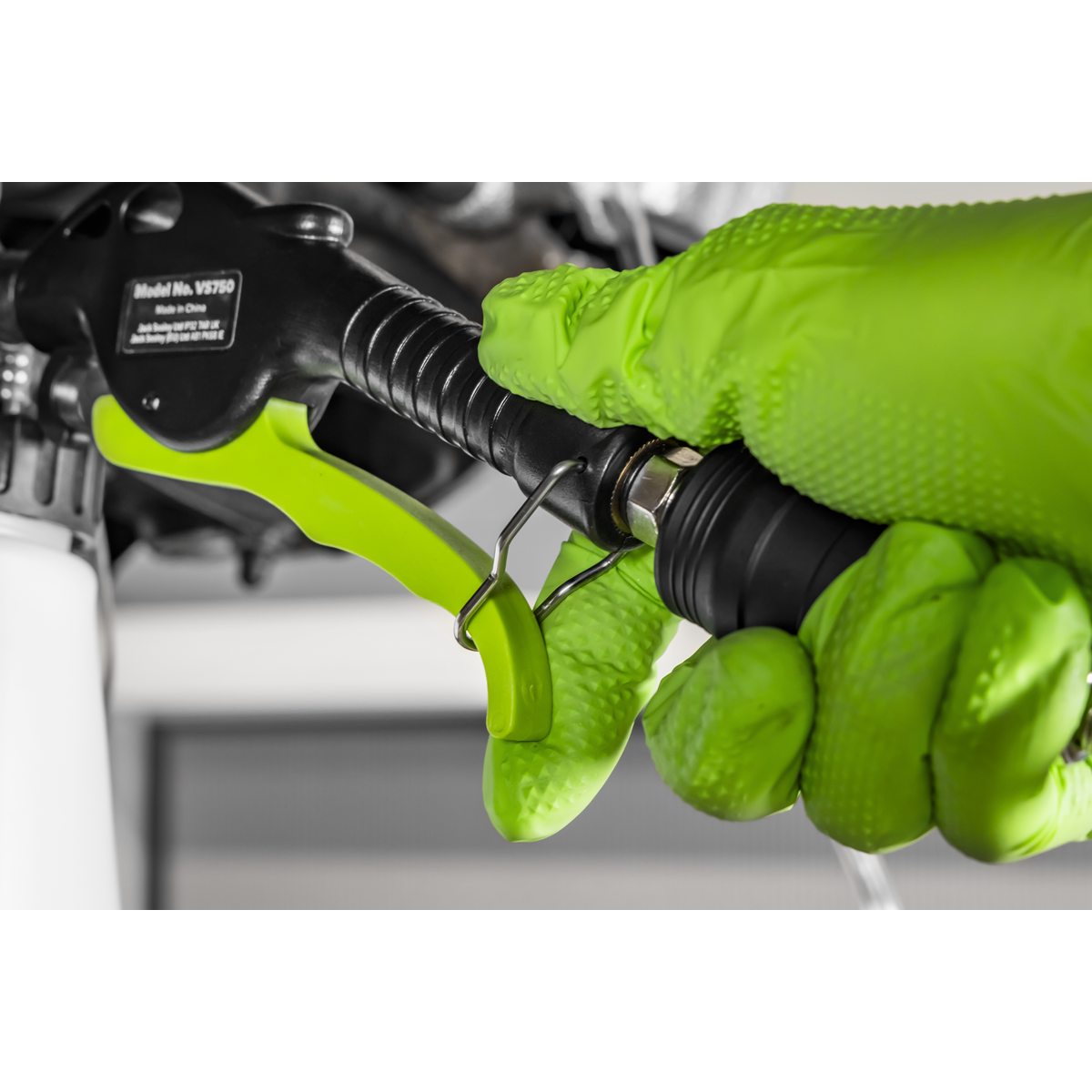 Sealey Siegen Pneumatic Vacuum Brake & Clutch Bleeder 750ml VS750 - BostonPlates Autocare Centre