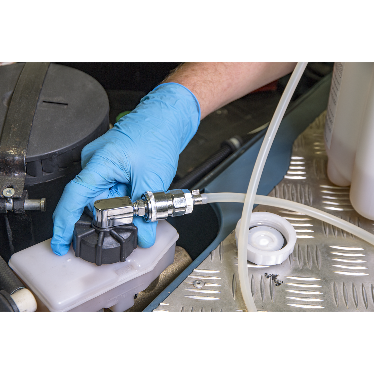 Sealey Brake & Clutch Bleeding System 2.5L VS820 - BostonPlates Autocare Centre