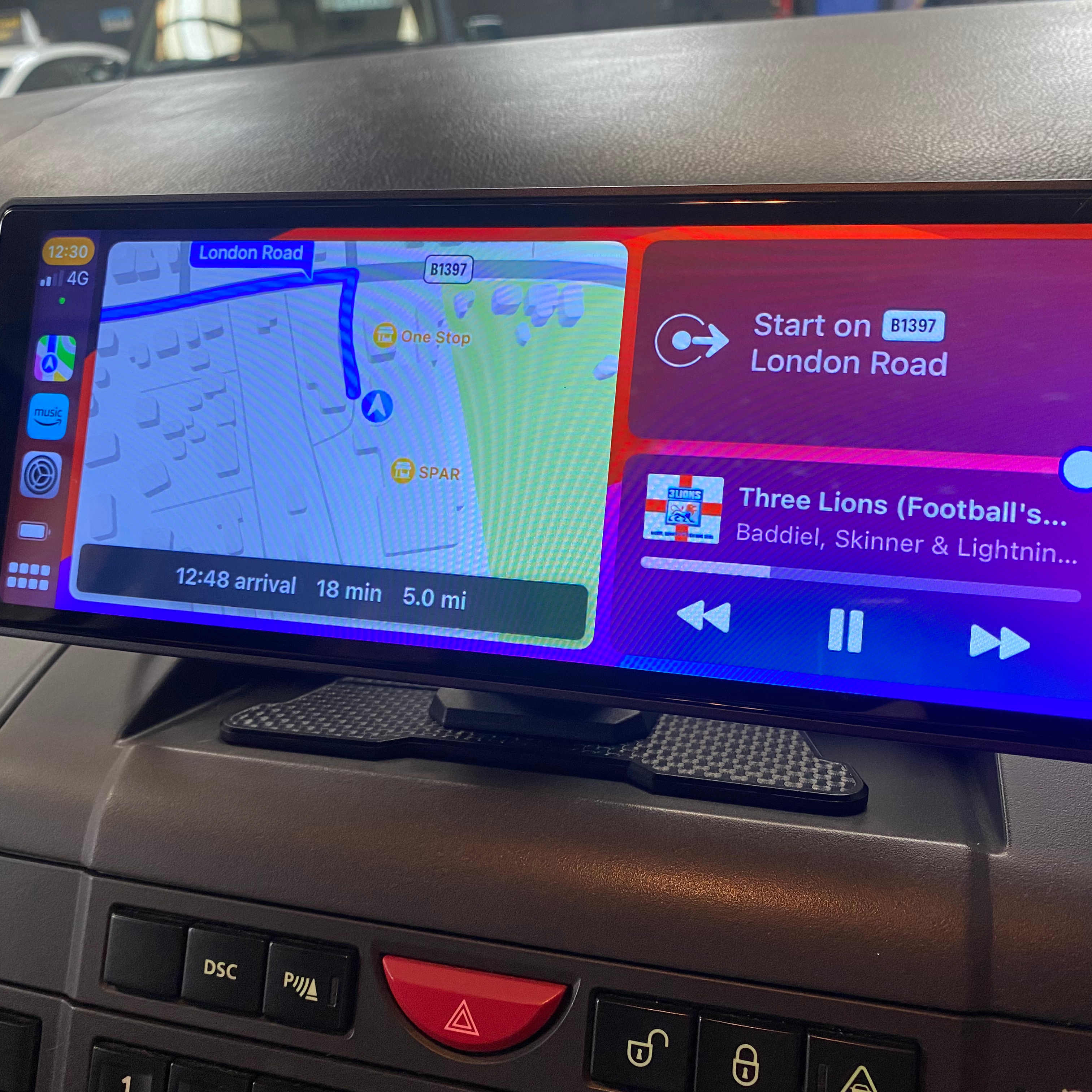 ONSITE INTERIOR SCREEN FITTING AND DEMONSTRATION - BostonPlates Autocare Centre
